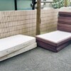 町田市のホテル改装で出たマットレスとベッドの土台が屋外に置かれている様子