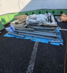 練馬区の受水タンク工事で出た木製パレットや金属部材、配管がまとめて置かれている様子