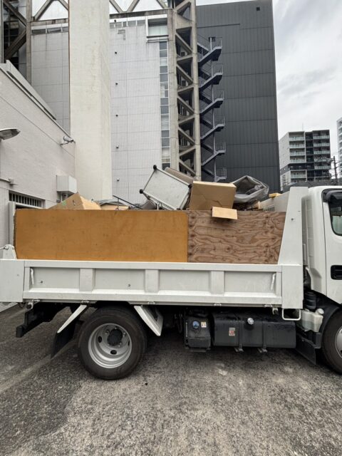 さいたま市の事務所改修で出た廃材を積み終えた2tダンプ