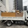さいたま市の事務所改修で出た廃材を積み終えた2tダンプ
