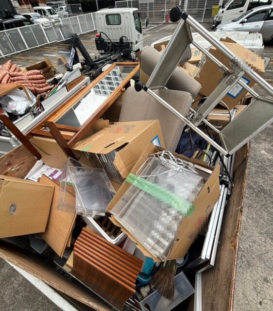 さいたま市の事務所改修で出た段ボールやアクリルケース、木製家具を積んだ2tダンプの荷台