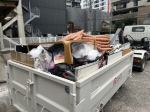 さいたま市の事務所改修で出た座布団や袋詰めの廃材、家具を積んだ3tコンテナ車のコンテナ