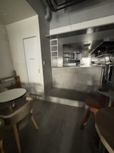 解体材・内装材を搬出した後の渋谷区道玄坂の店舗内